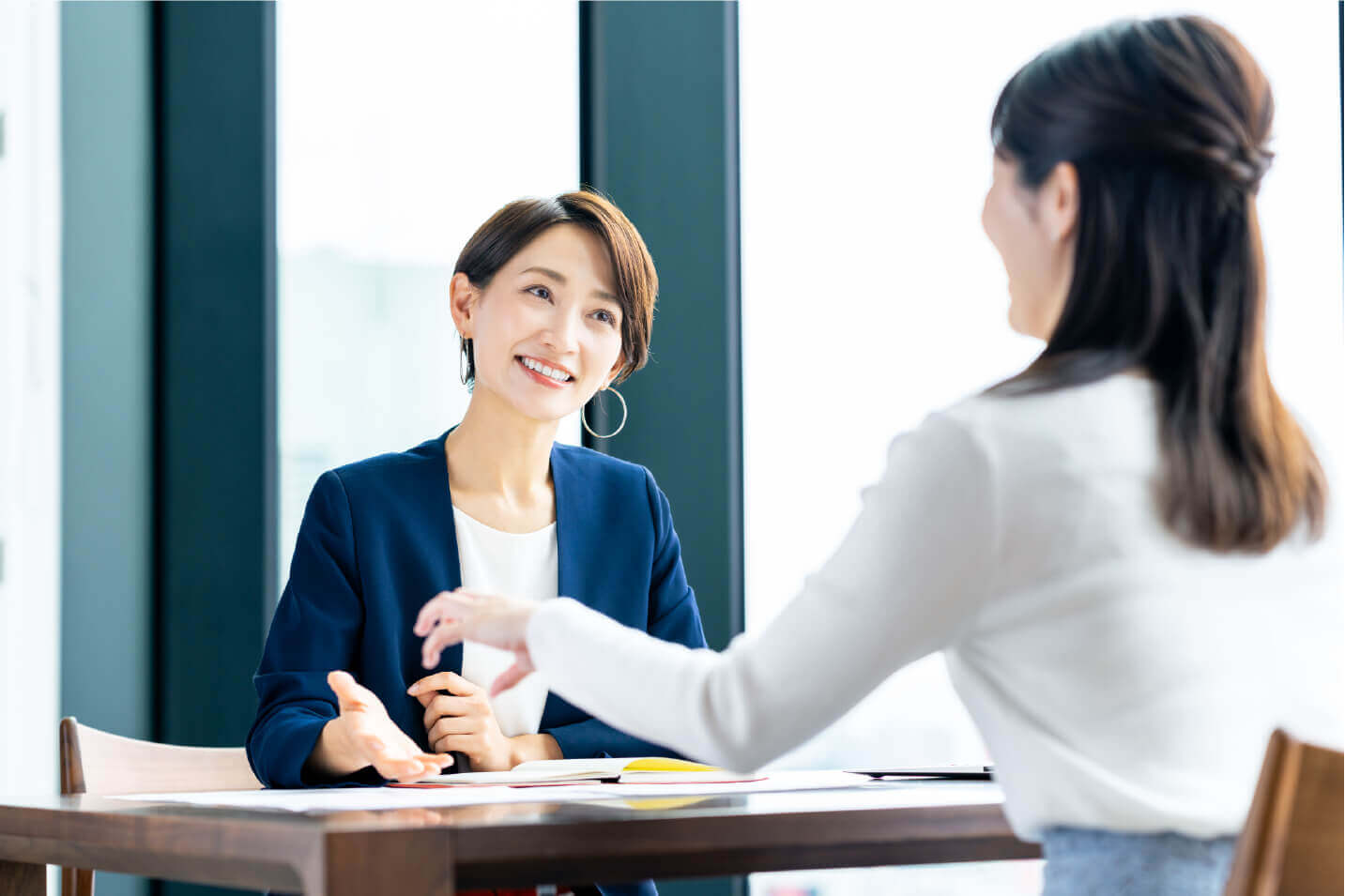 女性がコンサルティングをしている写真